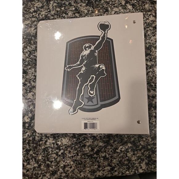 2025 Topps Basketball Binder with 9 Pocket Pages Sealed - Picture 2 of 5